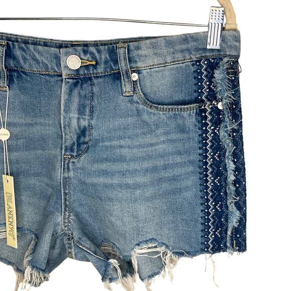 Blank NYC Embroidered Denim Hiker Shorts in Free-Bee Cutoff Raw Hem NWT Size 28 - Picture 10 of 16